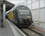 Die SBB Re 460 028 (Re 460 91 85 4 460 028-4 CH-SBB) tr�gt die gef�llige Werbedekoration  Schweizer Wanderwege  wobei die Lok wahrscheinlich mit der gelben Front noch besser wirkt. 
Die SBB Re 460 028 ist mit dem IR 95 1712 von Brig nach Gen�ve A�roport und konnte beim Halt in Lausanne fotografiert werden. 

4. Juni 2026