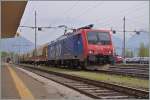 Die SBB Re 474 009 mit einem Nahg�terzug in Domodossola.
