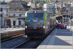 Die BLS Re 475 404 mit dem AKE Rheingold 5951 auf der Fahrt von Basel nach Domodossola beim Halt in Montreux.