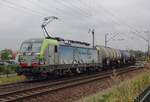 Am trüben 27 Augustus 2020 schlept BLS Cargo 475 402 ein Kesslewagenzug nach Trecate (IT) du7rch Venlo Vierpaardjes.