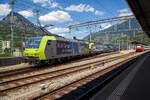 In Doppeltraktion fahren am 11.07.2022 die BLS Cargo 003 (Re 485 003-8 / 91 85 4485 003-8 CH-BLSC) und die BLS Cargo 418 (Re 475 416-4 / 91 85 4475 416-4 CH-BLSC) mit einem LKW Walter KLV-Zug durch