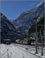 Ein geballte Karft kommt von Süden in Göschenen aus dem Gotthard Tunnel: eine Re 4/4 II im Sandwich von zwei Re 6/6!  11.