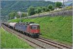 Die SBB Re 6/6 11675 (Re 620 075-2)  Gelterkinden  mit einem Kesselwagenzug bei Villeneuve.