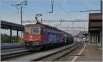 Die SBB Re 6/6 11658 (Re 620 058-8)  Auvernier  wartet in Oensingen mit ihrem Keselwagenzug auf die Weiterfahrt.