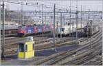 Im Rangierbahnhof warten drei SBB Re 6/6 auf ihren nächsten Einsatz: die SBB Re 6/6 11614 (Re 620 014-1)  Meilen, die SBB Re 6/6 11671 (Re 620 071-1)  Othmarsingen  und die SBB Re 6/6 11662 (Re
