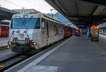 Die wei�e RhB Ge 4/4 III (�BoBo 3�) – 643  Vals  mit Werbung f�r die Ems-Chemie steht am 06.09.2021im Bahnhof Chur mit dem IR (InterRegio) nach St.