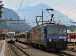 . Aus dem Archiv - Im Bahnhof von Meiringen hat am 01.08.2008 die zb HGe 4/4 101 967-8 den GoldenPass Zug �bernommen, um ihn nach Luzern zu ziehen, w�hrend daneben der ABe 130 001-1 (ein Stadler SPATZ = Schmalspur Panorama TriebZug) der Zentralbahn als Regionalbahn nach Interlaken Ost auf die Abfahrt wartet. (Jeanny)