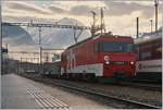 Die Zentralbahn HGe 4/4 II 101 966-0 wartet mit einem kurzen Dienstzug in Meiringen auf die Abfahrt.