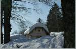 Versteckt hinter Schnee, B�umen und der Zeit zeigt sich der Bahnhof von Inden; gut gepflegt als Lebensmittelladen.