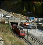 Ein Blick hinter die Kulissen: Das schmucke Zermatt hat auch seine  Schattenseiten  die wohl kaum je eine Postkarte zieren; weit gef�lliger hingegen wirkt die MGB HGe 4/4 die mir ihrem Regionalzug in