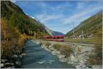 Ein Zermattshuttle Zug auf der Fahrt nach Zermatt.