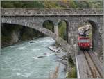 Bei Neubrück schüpft ein Güterzug durch die  Neue Brücke .