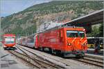 Brig (MGB) mit der HGe 4/4 II 102 mit dem Glacier Express von Zermatt nach St. Moritz und links wartet ein ABDe 4/10  Komet  auf die Abfahrt nach Zermatt. 

17. Juni 2026