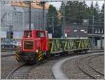 Die MGB Sch�ma Tm 2/2 4971 rangiert am 23.05.2012 mit einigen G�terwagen im Bahnhof von Andermatt.
