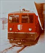 Vor dem Einsatz als  Tunnellok  für die Autozüge durch den Furkatunnel hatte die FO keinen Bedarf an den bereits erhaltenen zwei Ge 4/4 III 81 und 82 und so wurden sie bei der RhB eingesetzt. Im Bild die FO Ge 4/4 III 81  Wallis  abfahrbereit mit einem Reisezug nach Landquart in Davos Platz. 

Analog Bild vom Winter 1981/82