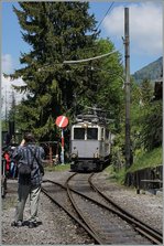 Der LLB ABFe 2/4 mit Beiwerk in Chaulin.