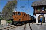 Die Blonay-Chamby Ge 4/4 81 wartet in Chamby auf die Weiterfahrt nach Chaulin.