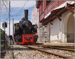 Die Blonay Chamby Bahn G 2x 2/2 105 ist mit ihrem Dampfzug in Chamby angekommen.