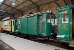 Historischer Straßenbahn-Posttriebwagen ex RhSt Ze 2/2 Nr. 31 (Rheintalische Strassenbahnen, zuvor Straßenbahn Altstätten–Berneck) heute bei der Museumsbahn Blonay–Chamby, hier am 27.Mai 2023 im Museum Chaulin, genau 11 Jahre später nach meiner letzten Sichtung nun in 1400 px Größe.

Der Triebwagen wurde von SIG (Schweizerische Industrie-Gesellschaft, Neuhausen am Rheinfall) 1914 gebaut, die elektrische Ausrüstung lieferte BBC. Für den Bau wurde Untergestell des Wagens Ce 1/2 Nr. 4 (Baujahr 1897 von MAN, Alioth, MFO) verwendet. Er diente dann dem Posttransport vom SBB-Bahnhof zur Post in Altstätten. Der Wagen erhielt 1941 einen zweiten Fahrmotor aus einem abgebrochenen Wagen (5 oder 6). Nachdem die Post in Altstätten neu gebaut worden war, wurden die Posttransporte 1959 auf die Straße verlegt und der Triebwagen wurde nicht mehr benötigt. So gelangte 1967 als eines der ersten Fahrzeuge zur Museumsbahn Blonay–Chamby.

TECHNISCHE DATEN:
Type: Ze 2/2 (bis 1931 Ze 1/2)
Spurweite: 1.000 mm
Länge: 7.000 mm
Triebraddurchmesser: 840 mm (neu)
Eigengewicht: 6 t
Zuladung: 5 t
Ladefläche: 8 m²
Leistung: 2 x 16 kW = 32 kW (44 PS), bis 1941 1 x 16 kW
Getriebeübersetzung: 1:4,55
Höchstgeschwindigkeit: 30 km/h
Stromsystem:1000 Volt DC (Gleichstrom)
Stromabnehmer: Lyrastromabnehmer

Neben diesem ehemaligen Fahrzeug der Rheintalische Strassenbahnen ist noch ein weiteres Fahrzeug, der Ce 2/4 11, erhalten geblieben. Dieser ging an die Tram Locarno, 1960 ging er an die SSIF als Ce 2/4 4. Heute steht er als Denkmal in Santa Maria Maggiore, siehe auch http://hellertal.startbilder.de/bild/italien~privatbahnen~vigezzina-centovallibahn-ssif-und-fart/577066/der-ssif-ce-24-nr4-denkmal-triebwagen.html