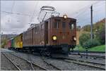 La DER de la Saison / Das Saison Ende der Blonay Chamby Bahn 2025 - Seit einigen Jahren zeigt die Blonay Chamby Bahn zum Saison Ende mit einem verdichteten Fahrplan noch einmal ihre herrlichen Fahrzeuge im Einsatz: Der Riviera Belle Epoque Zuges 813571 ist auf der Rückfahrt un konnte in Blonay gerade noch im letzten Licht fotografiert werden. An der Spite des Zuge ist die RhB Ge 4/4 81, am Schluss der RhB ABe 4/4 I 35, beide Triebfahrzeuge sind Eigenturm der Blonay-Chamby Bahn.
Der Zug muss im  Sandwich  gefahren werden, da Umbau Arbeiten in Vevey ein rangieren zur Zeit nicht ermöglichen. 

26. Oktober 2025