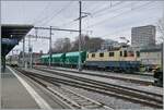 Die  IRSI Rheingold Re 4/4 II 11387 (Re 421 387) ist in Morges mit ihrem Kieszug von Gland angekommen und schiebt diesen nun über die Rollbockanlage.