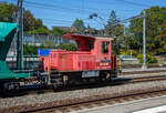 Nun übernimmt die BAM MBC Te III 155 (97 85 1212 055-8 CH-MBC) im Bahnhof Morges am 07 September 2023 den Aushubzug/Kieszug von Gland - Morges (- Apples). Für den Weitertransport nach Apples müssen die normalspurigen Drehgestell-Schüttgutwagen nun auf die Rollbockgrube um auf meterspurige Rollböcke verladen werden.

Der Te 2/2 III - 1965 von SLM (Schweizerische Lokomotiv- und Maschinenfabrik) unter der Fabriknummer 4538 gebaut, der elektrische Teil ist von MFO (Maschinenfabrik Oerlikon).

Im Jahr 1965 lieferten die SLM und MFO insgesamt 41 dieser Te 2/2 Rangiertraktoren der Leistungsklasse III an die SBB. Sie waren für den Einsatz an größeren Stationen mit hauptsächlich elektrifizierten Anschlussgleisen vorgesehen. Gegenüber den Te III mit Kuppelstangenantrieb aus den 1940er Jahren hatten diese nun Einzelachsantriebe. 

Im Jahre 2006 kaufte die MBC für die Rollbockmanöver im Bahnhof Morges von den SBB die beiden normalspurigen Rangiertraktoren Te III 147 und 155. Diese wurden notwendig, nachdem SBB Cargo das Rangierteam aus Morges abzog. 

TECHNISCHE DATEN:
Spurweite: 1.435 mm (Normalspur)
Achsfolge: B
Länge über Puffer: 6.640 mm
Leistung: 245 kW / 333 PS
Gewicht: 28 t
Höchstgeschwindigkeit: 60 km/h (geschleppt 65 km/h)
Stromsysteme: 15 kV 16.7 Hz