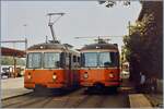 Zwei Bremgarten Dietikon Bahn (BD) BDe 8/8 Triebzüge stehen in der Zugausgangsstation Dietikon.  Der eine ist abgebügelt, dar andere aber wird wohl in einigen Minuten nach Wohlen zurückfahren. Und ganz rechts im Bild ist der Wagenführer des Zuges bei seiner wohlverdienten Pause an diesem heissen Sommertag angedeutet.
Heute ist die Die Bremgarten Dietikon Bahn (BD) in die AVA als AVA-BDWM integriert

Analogbild vom 25. Juli 1984