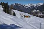 Der BLM Be 4/6 102  Mönch  ist auf dem Weg von der Grütschalp nach Mürren und konnte auf etwa der halben Strecke zwischen der Grütschalp und Winteregg fotografiert werden.