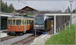  Mischbetrieb : in Winteregg kreuzen ich der BLM Be 4/4 31  Lisi  unterwegs nach Gr�tschalp und der BLS Be 4/6 101 Eiger auf der Fahrt nach M�rren.


8. Aug. 2024