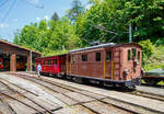 Die ex BOB HGe 3/3 29 der Museumsbahn Blonay–Chamby rangiert den vierrachsigen 3.Klasse Großraum-Plattformwagen ex NStCM C 7 am 27.05.2023 im Museumsareal in Chaulin.