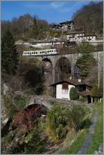 Der idyllische Einschnitt des Riva di Mulitt bei Intragna hier nochmals, jedoch in Hochformat und mit dem FART ABe 4/6.