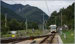 Ein FART Centovalli-Express verlässt Re Richtung Domodossola.