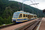 Der FART Gelenktriebwagen ABe 4/6 54 „Intragna“ (90 85 843 0054-9 CH-FRT) hat am 02 August 2019 seinen Endbahnhof Camedo erreicht, und steht nun wieder zur Rückfahrt nach Locarno bereit. Er hatte uns zuvor hierhergebracht. 

Camedo ist ein Ort der Gemeinde Centovalli im Kanton Tessin in der Schweiz. Der Bahnhof ist der letzte auf der Schweizer Seite bei km 13,06 der Centovalli-Bahn, bzw. der von der FART (Ferrovie autolinee regionali ticinesi) als Centovalli-Bahn betrieben wird, 600 m weiter ist die schweizerisch-italienische Grenze. Der nächste Bahnhof ist Ribellasca, der von der italienischen SSIF (Società subalpina di imprese ferroviarie) betrieben wird und ab hier beginnt dann die Valle Vigezzo bis Domodossola.

Bei dem Fahrzeug handelt es sich um einen Gelenktriebwagen mit Niederfluranteil, wobei das Fahrzeug kein Jakobs-Drehgestell besitzt, sondern das antriebslose Laufgestell fest unter der einen Wagenhälfte sitzt, welche mit dem anderen Kasten über ein Wagengelenk verbunden ist. Dadurch konnte der Niederflurbereich über den Wagenübergang durchgezogen werden, was bei einem Drehgestell unter dem Kastengelenk nicht möglich gewesen wäre. Die beiden angetriebenen Drehgestelle befinden sich unter dem erhöhten Fahrgastraum hinter den Führerständen. Die 2.650 mm breiten Wagenkästen sind geschweißte Stahlkonstruktionen. Jeder der 15.450 mm langen Wagenkästen besitzt auf jeder Seite eine zweiflüglige Schwenkschiebetüre. Praktisch die komplette Traktions- und Hilfsausrüstung befindet sich auf dem Wagendach, dies auch, weil die Besteller einen freien Durchblick nach vorne durch die Führerstände auf die Strecke gefordert hatten, was einen Einbau hoher Schränke in den Innenraum unmöglich machte. Die eingebaute Toilette wurde als eine eigenständige Baugruppe vorfabriziert und als Ganzes eingebaut. Alle Sitze sind in der Grundkonstruktion gleich. Die Sitze der ersten Klasse besitzen aber andere Armlehnen und sind in der Anordnung 1-2 angeordnet, während die Sitze der 2. Klasse in der Anordnung 2-2 angeordnet sind.

Zwölf dieser Gelenk-Triebwagen ABe 4/6 51–58 (FART), 61-64 (SSIF) wurden durch die Firma Vevey Technologies in Villeneuve VD (mechanischer Teil) und die Firma ABB (elektrischer Teil) hergestellt und 1992–1994 in Betrieb genommen. Acht Fahrzeuge gingen an die FART und vier Fahrzeuge an die SSIF, wobei zwischen diesen beiden Bahnen ein Betriebsvertrag besteht und die Fahrzeuge gemeinsam eingesetzt werden. Die Triebwagen können in Doppeltraktion verkehren und bewältigten lange die Hauptlast des  internationalen  Verkehrs der Centovallibahn zwischen Locarno und Domodossola.

Im Jahr 2011 ließ die FART die vier ABe 4/6 55–58 zu ABe 4/8 verlängern. Die zusätzlichen Wagenkästen wurden bei Bombardier in Villeneuve eingebaut. Nach dem Umbau erhielten die Fahrzeuge die Nummern 45–48. Sie sind nun 44,00 m lang und verkehren als Centovalli-Express.

TECHNISCHE DATEN:
Spurweite: 1.000 mm (Meterspur)
Achsformel: Bo'2'Bo'
Länge über Puffer: 31.900 mm
Breite: 2.650 mm
Achsabstand im Drehgestell: 2.000 mm
Dienstgewicht: 45.9 t
Höchstgeschwindigkeit: 80 km/h
Dauerleistung: 640 kW (4x160kW)
Treibraddurchmesser: 720 mm
Stromsystem: 1.200 Volt DC
Anzahl der Fahrmotoren: 4
Antrieb: Asynchronmotoren
Steuerung: GTO-Umrichter

AKTUELL:
Der Gelenktriebwagen ABe 4/6 54 „Intragna“, wie auch die 2011 zu ABe 4/8 verlängerten Schwestern ABe 4/8 45 bis 48 (ex Abe 55 bis 58), wurde 2025 von der FART an italienische FGC - Ferrovia Genova–Casella (Eisenbahn Genua–Casella) nach Genua verkauft. Die FGC ist auch bekannt als Ferrovia delle tre valli (Eisenbahn der drei Täler) und Trenino di Casella (Bähnchen von Casella). Vermutlich müssen die Triebwagen aber etwas angepasst werden, da die FGC unter 3.000 Volt DC fährt. 

So haben wir nochmal einen Grund malwieder nach Genua zu fahren😉