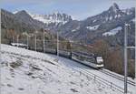 Der MOB ALPINA ABe 4/4 9303 (und die nicht zu sehende MOB Ge 4/4 8002) sind mit ihrem GoldenPass Belle Epoque PE 2219 bei Sendy-Sollard unterwegs.