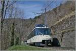 Mit dem kaum zu sehenden ABe 4/4 9302  Alpina  ist der MOB PE 30 2217 zwischen Les Avants und Sendy Sollard auf dem Weg von Zweisimmen nach Montreux.