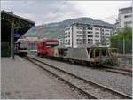 Auch die HGem 2/2 2501 wird für die Bauarabeiten eingesetzt und wartet mit den Schotterwagen Fdk 906 und Fdk 903 auf den Einsatz.
