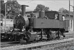 Die noch aus der Privatbahnzeit stammende SCB C 4 196 tr�gt die UIC Nummer 90 85 00 07696-7 und rangiert in Sumiswald Gr�nen. Doch erstmal der Reihe nach: Ein knapper Lokbestand und zunehmender Verkehr bewogen die Schweizer Centralbahn (S-C-B) zur Anschaffung neuer G�terzuglokomotiven. Enge Kurve sprachen gegen eine Lok mit der Achsfolge D, so griff die S-C-B auf das 1884 vom Genfer Ingenieur Anatoile Mallet entwickelten  Mallet  System zur�ck. Von der Konstruktion her ist die Lok an die Gotthardbahn Ed 2x 3/3 151 (Baujahr 1890) angelehnt, was dazu f�hrte, dass dieselben Schwachpunkte auch bei der S-C-B in die Konstruktion der Lok Eingang fanden, wie insbesondere die Anf�lligkeit des Schleuderns. Gebaut wurden die Dampflokomotiven C 4 N� 181 - 186 im Jahre 1891 von J.A. Maffei, M�nchen. Zwei Jahre sp�ter bestellte die S-C-B zehn weitere C 4 nach, die einige �nderungen aufwiesen, welche der Lok zwar mehr Leistung gaben, das Problem des Schleuderns aber noch verst�rken. Als 1902 die S-C-B verstaatlicht wurden, �bernahm die SBB die 16 Lok und fasste sie in der  Gruppe 67  zusammen. Ich vermute die Gruppenbezeichnung war eine Art Baureihenbezeichnung; schien sich jedoch nicht durchzusetzen, denn die S-C-B C4 196 wurde fortan als Ed 2x 2/2 7696 gef�hrt. Mit der Inbetriebnahme der NBS am Hauenstein verloren die Ed 2x 2/2 ihr Aufgabengebiet und wurden bis auf die Ed 2x 2/2 7687, 7690, 7693 und 7696 ausrangiert. Die vier erw�hnten kamen auf der BPr Strecke Le Pont - Le Brassus zum Einsatz. Die hier zu sehende Ed 2x 2/2 7696 wurde sogar 1918 nach Bayern vermietet, wo sie auf der Spessartstrecke zum Einsatz kam. 1938 endete der Einsatz im Vall�e de Joux; die Ed 2x 2/2 7696 wurde in Villeneuve remisiert, kam nach einer Aufarbeitung zum 100 Jubil�um der Alten Hauensteinstrecke nochmals in ihre alte Heimat und dann ins Verkehrshaus, bis sie 1974 (SBB Biel/Bienne) und 1992-1993 OeBB Balsthal) aufgearbeitet und von der schliesslich von der OeBB wieder in den betriebsf�higen Auslieferungszustand zur�ckversetzt wurde. Heute geh�rt die Lok zur SBB Historic und wird von der OeBB betrieben. Wie eingangs erw�hnt, besitzt diese herrliche Lok aus der Privatbahnzeit heute sogar eine UIC Nummer. Infoquellen: OeBB, SBB Historic und Alfred Moser (Dampfbetrieb der Schweizer Eisenbahnen 1847 - 1966) 14. Juni 2025