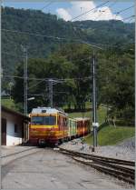 Der BVB Beh 4/4 83 schiebt seinen Regionalzuzg 46 von Bex nach Villars kurz nach der Abfahrt in B�vieux bergw�rts.