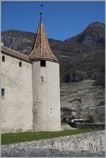 In der Ferne ist ein A-L Zug in den Weinbergen von Aigle unterwegs, im linken Bildteil un�bersehbar, das Schloss von Aigle.