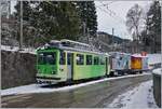 Der TPC BVB Be 2/3 15 steht mit zwei Güterwagen in Villars.