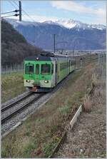 Oberhalb von Aigle, beim Einvorfahrsignal von Aigle Château ist der TPC ASD BDe 4/4 403 mit dem Bt 431 (ex BLT) als R71 auf dem Weg von Aigle nach Les Diablerets.