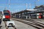 TPF: Der neue dreiteilige Pendelzug von Stadler Rail bestehend aus ABe 2/4 + B + ABe 2/4 und ein dreiteiliger Pendelzug mit dem BDe 4/4 124 (1996) in Bulle am 12.
