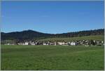 Schon fast ein Zugsuchbild: der Blick gleitet über das weite Jura Hochtal nach La Sagne.