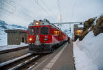 Nun haben die beiden RhB ABe 4/4 III Triebwagen 54  Hakone  und  51  Poschiavo  am 21.03.2023 als PmG (Personenzug mit G�terbef�rderung) nach Poschiavo, fahren nun vom h�chsten Punkt der Berninabahn,