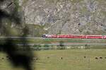 RhB Ge 4/4 III mit Werbung BÜGA Bündener Generalabo von der Kirche in Celerina aus gesehen am 17.08.2009.