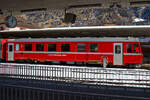 Der RhB Steuerwagen mit zweite Wagenklasse- und Gep�ckabteil BDt 1721, als Steuerwagen von einem RhB Regio der Engadinerlinie (Pontresina - Sagliains - Scuol-Tarasp), am 20 Februar 2017 im Bahnhof Pontresina.

Die Rh�tische Bahn beschaffte 1982 drei dieser Steuerwagen RhB BDt 1721-23 von FFA und SWP (Flug- und Fahrzeugwerke Altenrhein AG / Schindler Waggon AG  in Pratteln (SWP), zur Bildung von Pendelz�gen mit den �lteren Elektrotriebwagen ABe 4/4 (501–504). Die Steuerwagen entstanden nach dem Konzept der EW II Serie und somit auf bew�hrter Leichtmetallkonstruktion. Durch gezielte Verwendung von Strangpressprofilen und Leichtmetallblechen konnte ein optimales Verh�ltnis zwischen Nutzlast und Eigengewicht erreicht werden. 

Ein Abteil wurde speziell f�r Menschen mit Behinderungen gestaltet; hochklappbare Sitze erm�glichen es dem Rollstuhlpassagier im Personenabteil zu reisen. Eine ansprechende Innenraumgestaltung wird mittels pflegeleichter Wand- und Deckenverkleidung sowie einer bequemen Bestuhlung erreicht. Durch gute Isolation und mit doppelverglasten Fenstern wird eine hervorragende Laufruhe erreicht. Ein modernes Warmluftheizger�t sorgt f�r eine angenehme Atmosph�re.

Bei den Drehgestellen handelt es sich um solche des Typs SWP74, welche teilweise durch die RhB modernisiert worden sind. Dieser Drehgestell-Typ kommt auch bei den Einheitswagen II zur Verwendung. Die Bremszylinder sind im Drehgestell integriert. Das Federsystem besteht aus Schraubenfedern Prim�r- und Sekund�rstufe. Im Refit der Fahrzeuge 2012 wurde eine Spurkranzschmieranlage auf jedes DG eingebaut. Am Drehgestell SWP 74 IS (DG 1 unter dem F�hrerstand) wurden Schienenb�rsten eingebaut

Nach dem Umbau der Lokomotiven Ge 4/4 I 601-610 ab dem Jahr 1986 erfolgte die Anpassung der Steuerwagen zur Fernsteuerung dieser Lokserie. Mit den modernisierten Ge 4/4 I waren sie meist im Engadin oder zwischen Davos und Filisur unterwegs. Mitte der 90er Jahre wurden die Stirnt�ren an den F�hrerst�nden verschlossen. Nach der Ausmusterung der Lokomotiven Ge 4/4 I 601-610 wurden die  Steuerwagen im Jahr 2012 einer Mini-Refit-Aktion unterzogen worden. Sie erhielten eine neue Stirnfront und einen neuen F�hrerstand sowie die Anpassung zur Fernsteuerung von verschiedenen Triebfahrzeugtypen, sowie moderne T�ren und u.a. eine Bremseinrichtungen f�r Vereina-Autoz�ge. Die so modernisierte Steuerwagen konnten mit den Lokomotiven Ge 4/4 II, Ge 4/4 III und den Allegra-Triebz�gen eingesetzt werden. Durch den Einbau der neuen Steuerleitung war ein Einsatz mit den Ge 4/4 I nicht mehr m�glich

Neben dem Einsatz im Personenzugverkehr werden die Steuerwagen BDt 1721 - 1723, nach dem Umbau ab 2012, mit den Lokomotiven Ge 4/4 III zum F�hren der Vereina-Autoz�ge eingesetzt. Seit 2020 werden die drei Steuerwagen definitiv und ausschlie�lich diesem Dienst zugeteilt und entsprechend angepasst. Einige Sitzreihen und die Faltenb�lge wurden entfernt. 

TECHNISCHE DATEN (bis 2020):
Hersteller: FFA (Wagenk�sten) / SWP (Drehgestelle)
Baujahr: 1982 (Umbau 1991, 2012, 2020)
Anzahl Fahrzeuge: 3
Spurweite: 1.000 mm (Meterspur)
Gewicht: 18,0  t
Sitzpl�tze: 29
Max. Ladegewicht: 2 t
zul. H�chstgeschwindigkeit: 90
Bremse: Vak-DL/P (Vakuum/Druckluft)