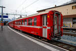 Der f�r die Berninabahn verk�rzte Einheitswagen I - 2.Klasse Reisezugwagen RhB B 2312 am 21.03.2023 im Zugverband im Bahnhof  Pontresina.