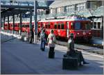 Reisende warten auf den Zug.