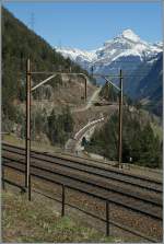 Blick von der obersten Ebene der Gotthardnordrampe bei Wassen au dei mittlere Meienreussbrücke mit einem ICN, der in wenigen Minuten am Fotografenstanort vorbeifahren wird.
