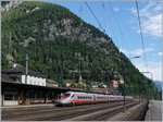 Ein FS Trenitalia ETR 610 als EC 153 von Luzern nach Milano bei der Durchfahrt in Göschenen.